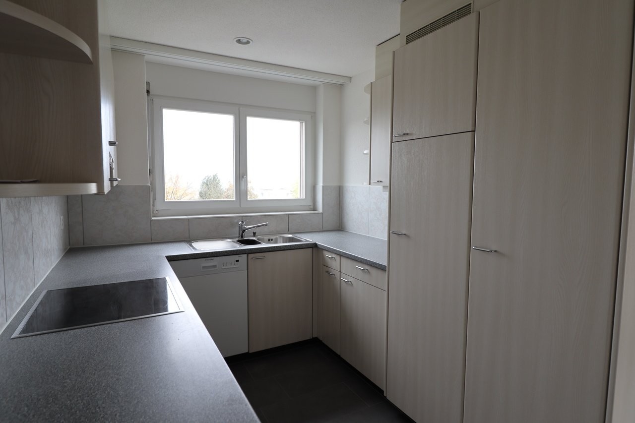 Duplex di 6 ½ locali

L'ampio appartamento si trova nel quartiere di Rüeggisingen, in una posizione molto soleggiata con vista ininterrotta sul Pilatus.

L'appartamento dispone di pavimenti in parquet, una cucina pratica, bagno/WC oltre a doccia/WC e lavatrice/asciugatrice propria nell'appartamento.