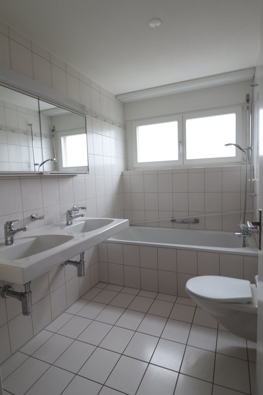 Duplex di 6 ½ locali

L'ampio appartamento si trova nel quartiere di Rüeggisingen, in una posizione molto soleggiata con vista ininterrotta sul Pilatus.

L'appartamento dispone di pavimenti in parquet, una cucina pratica, bagno/WC oltre a doccia/WC e lavatrice/asciugatrice propria nell'appartamento.