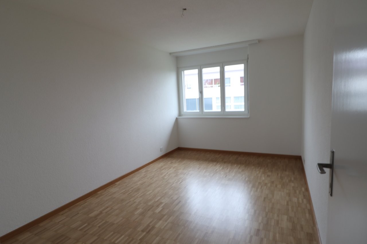 Duplex di 6 ½ locali

L'ampio appartamento si trova nel quartiere di Rüeggisingen, in una posizione molto soleggiata con vista ininterrotta sul Pilatus.

L'appartamento dispone di pavimenti in parquet, una cucina pratica, bagno/WC oltre a doccia/WC e lavatrice/asciugatrice propria nell'appartamento.