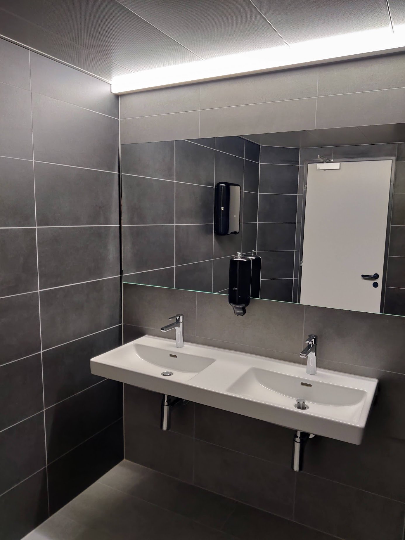 1694m² office
