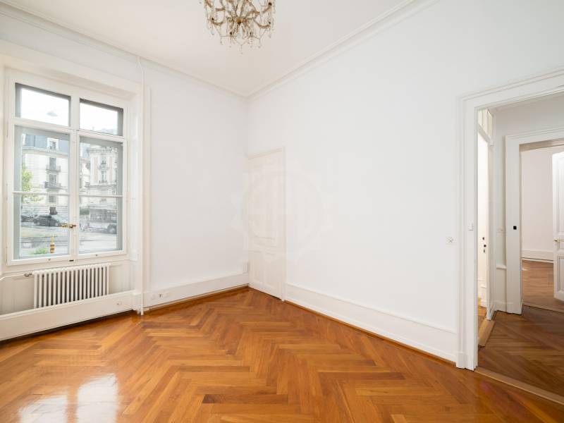 330m² office