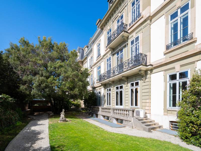330m² office