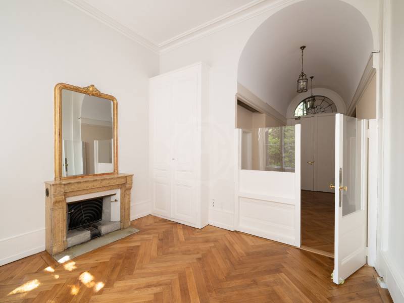330m² office
