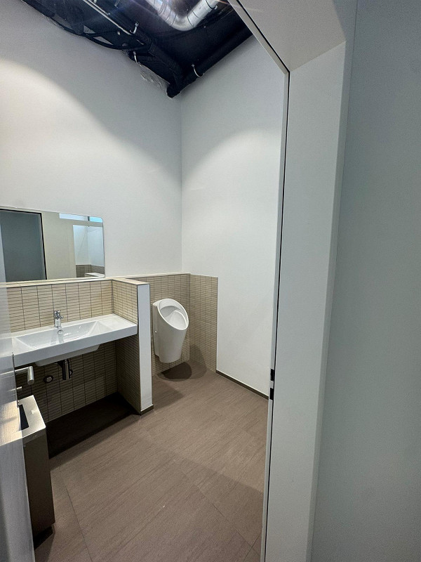 283m² office